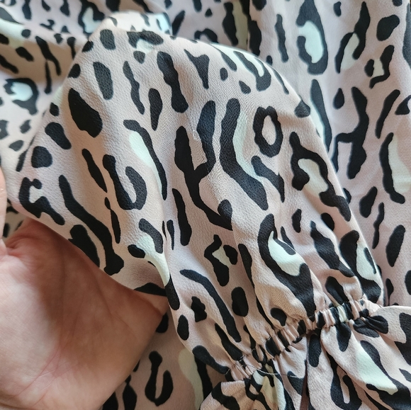 Bar III V-neck animal print top XXS flowy Pink Black White Silky feel Y2K - Picture 9 of 9